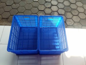 CONTAINER BOX GREEN LEAF 2208 L (LUBANG) | KERANJANG PLASTIK INDUSTRI, UKURAN 60,6 x 43 x 37,7 CM