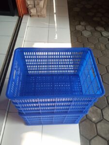 CONTAINER BOX GREEN LEAF 2208 L (LUBANG) | KERANJANG PLASTIK INDUSTRI, UKURAN 60,6 x 43 x 37,7 CM