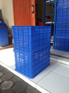 CONTAINER BOX GREEN LEAF 2208 L (LUBANG) | KERANJANG PLASTIK INDUSTRI, UKURAN 60,6 x 43 x 37,7 CM