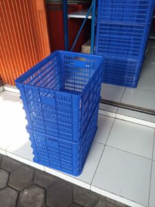CONTAINER BOX GREEN LEAF 2208 L (LUBANG) | KERANJANG PLASTIK INDUSTRI, UKURAN 60,6 x 43 x 37,7 CM