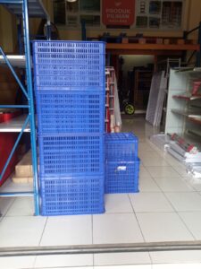 CONTAINER BOX GREEN LEAF 2208 L (LUBANG) | KERANJANG PLASTIK INDUSTRI, UKURAN 60,6 x 43 x 37,7 CM
