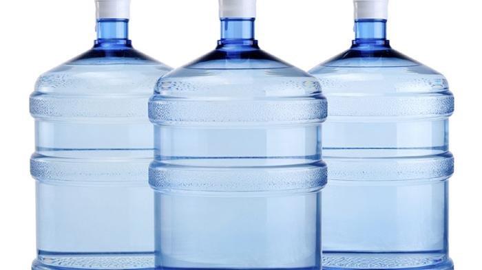 Plastik adalah bahan yang sangat umum digunakan dalam berbagai aspek kehidupan sehari-hari, mulai dari kemasan makanan, botol air, peralatan rumah tangga, hingga komponen kendaraan dan elektronik. Meskipun plastik memiliki banyak keunggulan seperti daya tahan, fleksibilitas, dan biaya produksi yang rendah, ada sisi gelap yang perlu diperhatikan. Plastik mengandung berbagai zat kimia yang dapat membahayakan kesehatan manusia dan lingkungan. Artikel ini akan membahas berbagai zat berbahaya yang terkandung dalam plastik, serta dampaknya terhadap kesehatan dan lingkungan. Zat Berbahaya dalam Plastik Bisphenol A (BPA) Bisphenol A (BPA) adalah senyawa kimia yang digunakan dalam pembuatan plastik polikarbonat dan resin epoksi. Polikarbonat sering digunakan dalam pembuatan botol minum, wadah makanan, dan berbagai produk konsumen lainnya. Resin epoksi digunakan sebagai lapisan pelindung pada kaleng makanan dan minuman. Dampak Kesehatan: BPA dikenal sebagai disruptor endokrin, yang berarti dapat mengganggu sistem hormon dalam tubuh. Paparan BPA telah dikaitkan dengan berbagai masalah kesehatan, termasuk gangguan reproduksi, peningkatan risiko kanker payudara dan prostat, obesitas, diabetes, serta masalah perkembangan pada anak-anak. Dampak Lingkungan: BPA dapat mencemari air dan tanah jika produk plastik yang mengandungnya tidak dikelola dengan baik. BPA yang terlepas ke lingkungan dapat merusak ekosistem air, mempengaruhi kehidupan akuatik dengan cara yang serupa seperti pengaruhnya terhadap manusia. Phthalates Phthalates adalah sekelompok senyawa kimia yang digunakan untuk melunakkan plastik, terutama polivinil klorida (PVC). PVC yang telah dilunakkan digunakan dalam pembuatan berbagai produk seperti mainan, tirai mandi, lantai vinil, dan kemasan makanan. Dampak Kesehatan: Phthalates juga merupakan disruptor endokrin dan telah dikaitkan dengan masalah reproduksi, perkembangan abnormal pada anak-anak, asma, dan alergi. Paparan phthalates selama kehamilan dapat menyebabkan masalah perkembangan pada janin. Dampak Lingkungan: Phthalates dapat terlepas dari produk plastik selama penggunaan dan dapat mencemari air dan tanah. Mereka sulit terurai di lingkungan, sehingga menyebabkan akumulasi dalam ekosistem dan berpotensi mempengaruhi kesehatan hewan. Polybrominated Diphenyl Ethers (PBDEs) Polybrominated Diphenyl Ethers (PBDEs) adalah bahan kimia yang digunakan sebagai flame retardants (zat pemadam api) dalam berbagai produk plastik, seperti perabotan rumah tangga, peralatan elektronik, dan tekstil. Dampak Kesehatan: PBDEs dapat terakumulasi dalam jaringan tubuh dan telah dikaitkan dengan gangguan tiroid, gangguan sistem saraf, penurunan fungsi kognitif, dan gangguan hormon. Paparan jangka panjang dapat meningkatkan risiko kanker. Dampak Lingkungan: PBDEs dapat mencemari udara, air, dan tanah, dan karena sifatnya yang persisten, mereka dapat terakumulasi dalam rantai makanan, mempengaruhi berbagai spesies hewan, terutama hewan laut. Vinyl Chloride Vinyl Chloride adalah bahan kimia yang digunakan dalam produksi PVC (polivinil klorida), salah satu jenis plastik yang paling umum digunakan. Vinyl chloride adalah gas beracun yang sangat reaktif, dan paparan jangka panjang dapat menyebabkan masalah kesehatan serius. Dampak Kesehatan: Paparan jangka panjang terhadap vinyl chloride dapat menyebabkan kerusakan hati, kanker hati, kerusakan sistem saraf, dan gangguan pernapasan. Ini juga merupakan karsinogen yang diketahui, yang berarti dapat menyebabkan kanker pada manusia. Dampak Lingkungan: Vinyl chloride yang terlepas ke lingkungan dapat mencemari air dan tanah. Ini sangat berbahaya bagi kehidupan akuatik dan dapat menyebabkan kematian ikan dan spesies lain yang terpapar. Styrene Styrene adalah bahan kimia yang digunakan untuk membuat polystyrene, jenis plastik yang digunakan dalam pembuatan produk seperti wadah makanan sekali pakai, cangkir, dan isolasi bangunan. Dampak Kesehatan: Paparan styrene dapat menyebabkan iritasi pada kulit, mata, dan saluran pernapasan. Paparan jangka panjang dikaitkan dengan masalah saraf, gangguan pendengaran, dan peningkatan risiko leukemia dan limfoma. Dampak Lingkungan: Polystyrene yang mengandung styrene sulit terurai di lingkungan, berkontribusi pada masalah sampah plastik. Pecahan polystyrene dapat tertelan oleh hewan laut, menyebabkan masalah kesehatan yang serius atau kematian. Formaldehyde Formaldehyde adalah bahan kimia yang digunakan dalam pembuatan plastik melamin, yang sering digunakan untuk piring, mangkuk, dan peralatan makan lainnya. Dampak Kesehatan: Formaldehyde adalah iritan kuat yang dapat menyebabkan iritasi pada mata, hidung, dan tenggorokan. Paparan jangka panjang terhadap formaldehyde telah dikaitkan dengan kanker, terutama kanker nasofaring. Dampak Lingkungan: Formaldehyde dapat mencemari udara dan air, dan karena sifatnya yang mudah menguap, dapat menyebar jauh dari sumber pencemarannya. Ini berdampak pada kualitas udara dan dapat membahayakan flora dan fauna di sekitarnya. Nonylphenol Ethoxylates (NPEs) Nonylphenol Ethoxylates (NPEs) adalah surfaktan yang digunakan dalam proses produksi plastik, terutama dalam pembuatan produk yang memerlukan sifat pembersih atau pengemulsi. Dampak Kesehatan: NPEs adalah disruptor endokrin yang dapat mempengaruhi sistem reproduksi dan perkembangan. Paparan NPEs juga dikaitkan dengan peningkatan risiko kanker dan gangguan hormonal. Dampak Lingkungan: NPEs sulit terurai di lingkungan dan sangat beracun bagi kehidupan akuatik. Mereka dapat terakumulasi dalam jaringan hewan, menyebabkan gangguan reproduksi dan perkembangan pada ikan dan makhluk hidup lainnya. Dampak Zat Berbahaya dalam Plastik terhadap Kesehatan Manusia Gangguan Hormonal: Zat seperti BPA, phthalates, dan NPEs adalah disruptor endokrin yang dapat mengganggu fungsi hormon normal dalam tubuh. Ini dapat menyebabkan berbagai masalah kesehatan, termasuk gangguan reproduksi, gangguan perkembangan, obesitas, dan penyakit kardiovaskular. Risiko Kanker: Beberapa zat dalam plastik, seperti vinyl chloride, styrene, dan formaldehyde, telah diklasifikasikan sebagai karsinogen oleh badan kesehatan internasional. Paparan jangka panjang terhadap zat-zat ini dapat meningkatkan risiko kanker, terutama kanker hati, nasofaring, dan darah. Masalah Perkembangan pada Anak-Anak: Paparan zat berbahaya dalam plastik selama kehamilan atau masa kanak-kanak dapat mengganggu perkembangan normal, menyebabkan masalah seperti kelainan perkembangan, penurunan fungsi kognitif, dan peningkatan risiko gangguan perilaku. Kerusakan Sistem Saraf: Zat seperti PBDEs dan styrene dapat mempengaruhi sistem saraf, menyebabkan masalah seperti penurunan fungsi kognitif, gangguan memori, dan gangguan pendengaran. Masalah Pernapasan dan Iritasi: Zat seperti formaldehyde dan styrene dapat menyebabkan iritasi pada saluran pernapasan, mata, dan kulit. Paparan jangka panjang dapat menyebabkan asma, bronkitis, dan gangguan pernapasan lainnya. Dampak Zat Berbahaya dalam Plastik terhadap Lingkungan Pencemaran Air dan Tanah: Zat berbahaya dalam plastik dapat terlepas ke lingkungan melalui pembuangan sampah plastik yang tidak dikelola dengan baik. Ini dapat mencemari air dan tanah, mempengaruhi kualitas sumber daya alam yang penting untuk kehidupan. Kerusakan Ekosistem Air: Zat seperti phthalates dan NPEs sangat beracun bagi kehidupan akuatik. Mereka dapat menyebabkan gangguan reproduksi, kematian ikan, dan kerusakan ekosistem laut yang lebih luas. Akumulasi dalam Rantai Makanan: Zat-zat berbahaya yang terlepas ke lingkungan dapat terakumulasi dalam rantai makanan, mempengaruhi hewan laut dan burung yang mengkonsumsi plastik atau mangsa yang terkontaminasi. Ini tidak hanya berbahaya bagi hewan tersebut, tetapi juga dapat berpengaruh pada kesehatan manusia yang mengkonsumsi hewan laut. Polusi Udara: Pembakaran plastik yang mengandung zat berbahaya seperti vinyl chloride atau PBDEs dapat menghasilkan polusi udara yang beracun. Ini dapat menyebabkan masalah kesehatan pada manusia dan merusak ekosistem lokal. Kesimpulan Plastik memang menawarkan banyak manfaat praktis dalam kehidupan sehari-hari, tetapi zat-zat berbahaya yang terkandung di dalamnya menimbulkan risiko serius bagi kesehatan manusia dan lingkungan. Penting bagi kita untuk lebih sadar akan bahaya ini dan mengambil langkah-langkah untuk mengurangi penggunaan plastik berbahaya, meningkatkan daur ulang, serta mendukung pengembangan alternatif yang lebih aman dan ramah lingkungan. Dengan kesadaran dan tindakan yang tepat, kita dapat mengurangi dampak negatif plastik dan menjaga kesehatan serta kelestarian lingkungan untuk generasi mendatang.